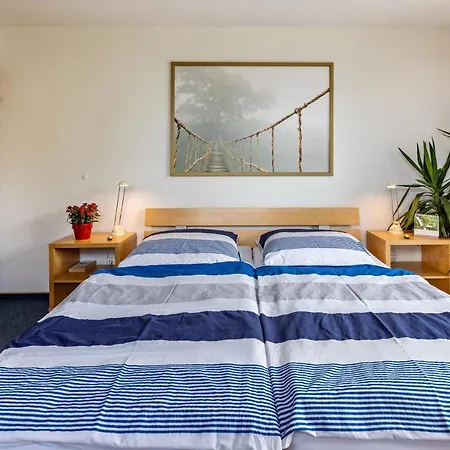 Geraeumige Mit Garten 아파트 *