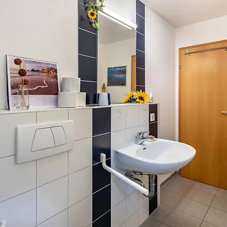 아파트 Geraeumige Mit Garten