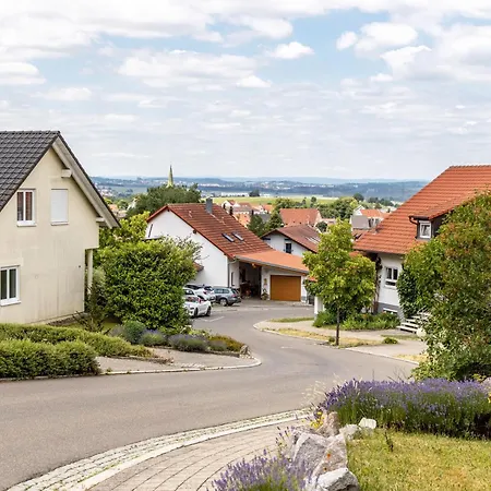 Geraeumige Mit Garten 아파트 Denkingen